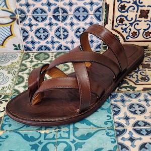 Sandales pour hommes faites à la main avec des matériaux de qualité : cuir véritable et cuir véritable 100% Made in Italy Sandales faites à la main pour hommes