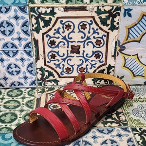 Sandali artigianali da donna fatti a mano con materiali di qualità: vera pelle e vero cuoio 100% Made in Italy Handmade Sandals for Woman Rosso