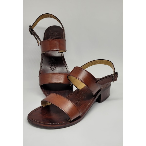 Handgefertigte Damensandalen, handgefertigt aus hochwertigen Materialien: echtes Leder und echtes Leder. 100 % Made in Italy. Handgefertigte Sandalen für Damen