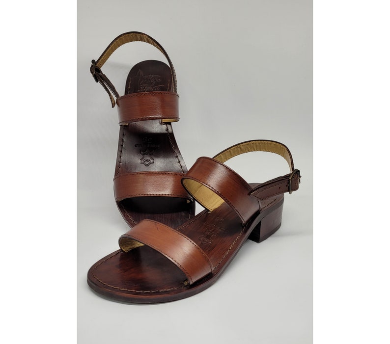 Handgefertigte Damensandalen, handgefertigt aus hochwertigen Materialien: echtes Leder und echtes Leder. 100 % Made in Italy. Handgefertigte Sandalen für Damen Braun