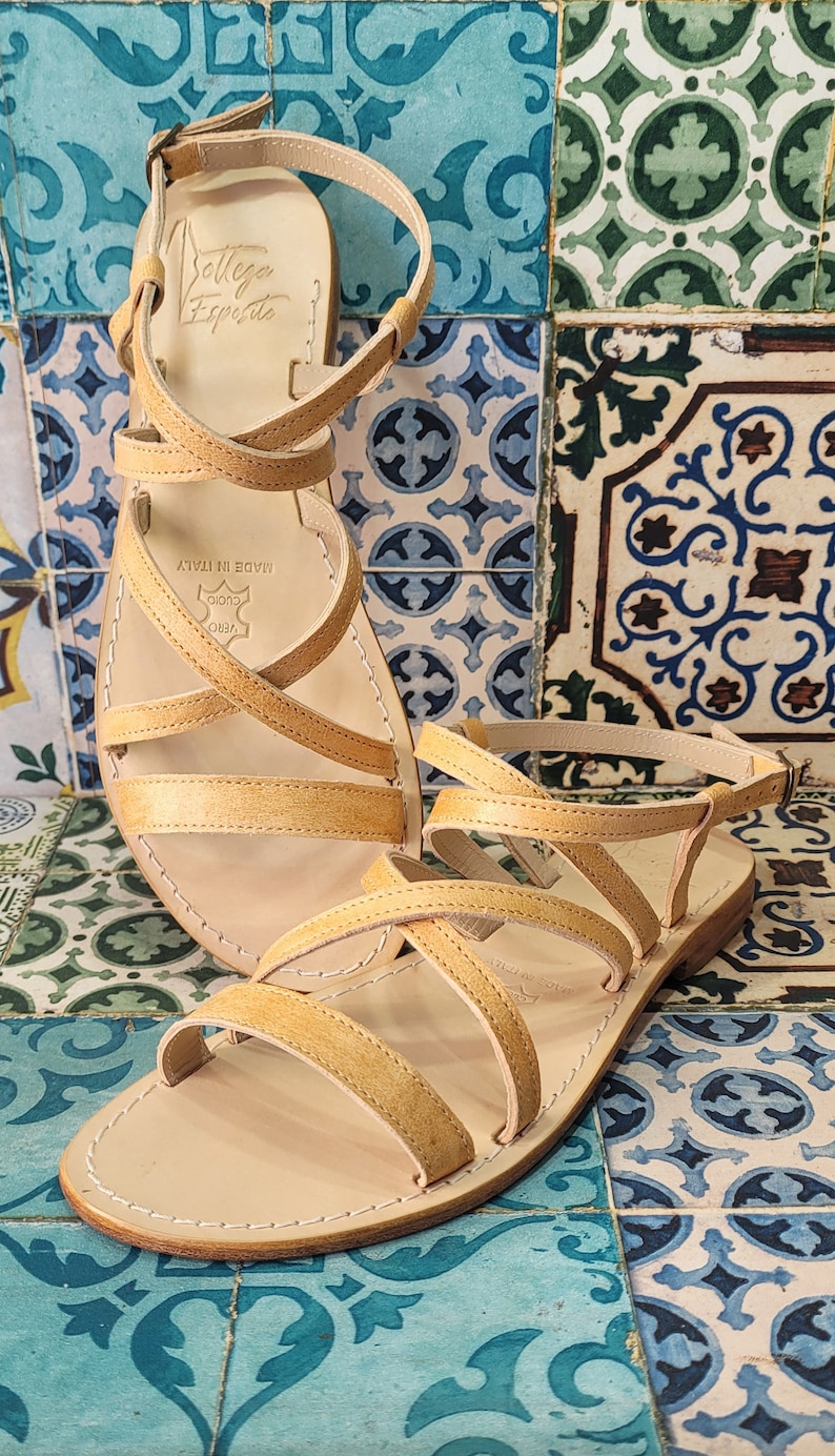 Sandali artigianali da donna fatti a mano con materiali di qualità: vera pelle e vero cuoio 100% Made in Italy Handmade Sandals for Woman Beige