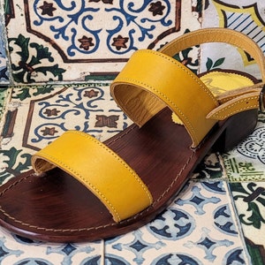 Handgefertigte Damensandalen, handgefertigt aus hochwertigen Materialien: echtes Leder und echtes Leder. 100 % Made in Italy. Handgefertigte Sandalen für Damen Gelb