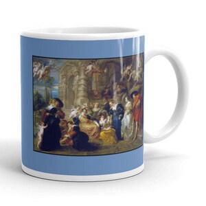 Könnte beinhalten: Weiße Keramik-Kaffeetasse mit einem klassischen Gemälde mit Figuren in historischer Kleidung. Das Kunstwerk, vor einem hellblauen Hintergrund, zeigt eine Versammlung mit architektonischen Details und cherubartigen Figuren. Die Tasse hat einen weißen Henkel.