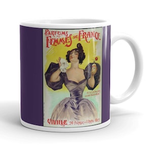 Könnte beinhalten: Eine weiße Keramiktasse mit lila Hintergrund und einer Vintage-Werbung für "Parfums des Femmes de France", die eine Frau in einem lila Kleid zeigt, die ein Parfümfläschchen hält. Der Text auf der Werbung lautet "Parfums des Femmes de France" und "Civilie, 24 Avenue de l'Opera Paris".