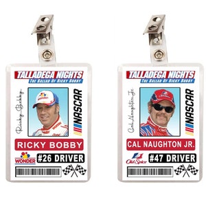 Pode incluir: Dois crachás de identificação de piloto da NASCAR de plástico branco com um logotipo da NASCAR vermelho, branco e azul. O crachá superior apresenta Ricky Bobby com o texto "Talladega Nights The Ballad of Ricky Bobby" e "Wonder #26 Driver". O crachá inferior apresenta Cal Naughton Jr. com o texto "Talladega Nights The Ballad of Ricky Bobby" e "Old Spice #47 Driver".