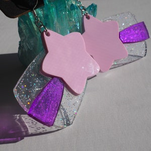shooting star dangle earrings &gt; sparkle star dangle earrings &gt; celestial jewelry &gt; laser cut acrylic dangle earrings &gt;handmade by queenbeams