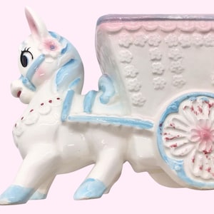 ヴィンテージ ロバがカートを引いている陶器の花瓶 プランター コンテナ パステルブルーとピンクの子供部屋の装飾 かわいい キッチュ 日本製
