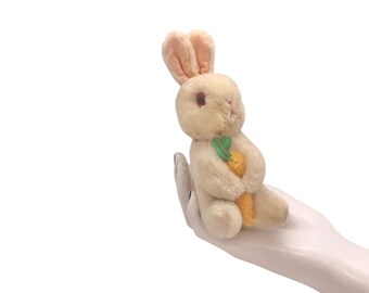 ヴィンテージモヘアのウサギのぬいぐるみ：ニンジンを持った白ウサギ