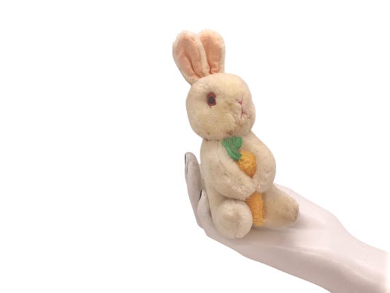 ヴィンテージモヘアのウサギのぬいぐるみ：ニンジンを持った白ウサギ