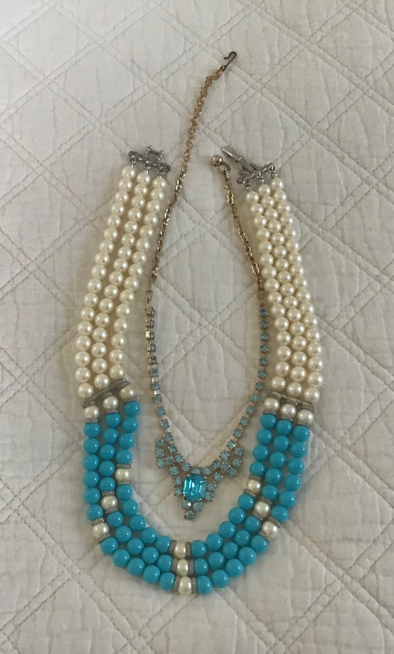 Lot of 2 Necklaces Vintage Glass Pearl and Plasti… - image 1