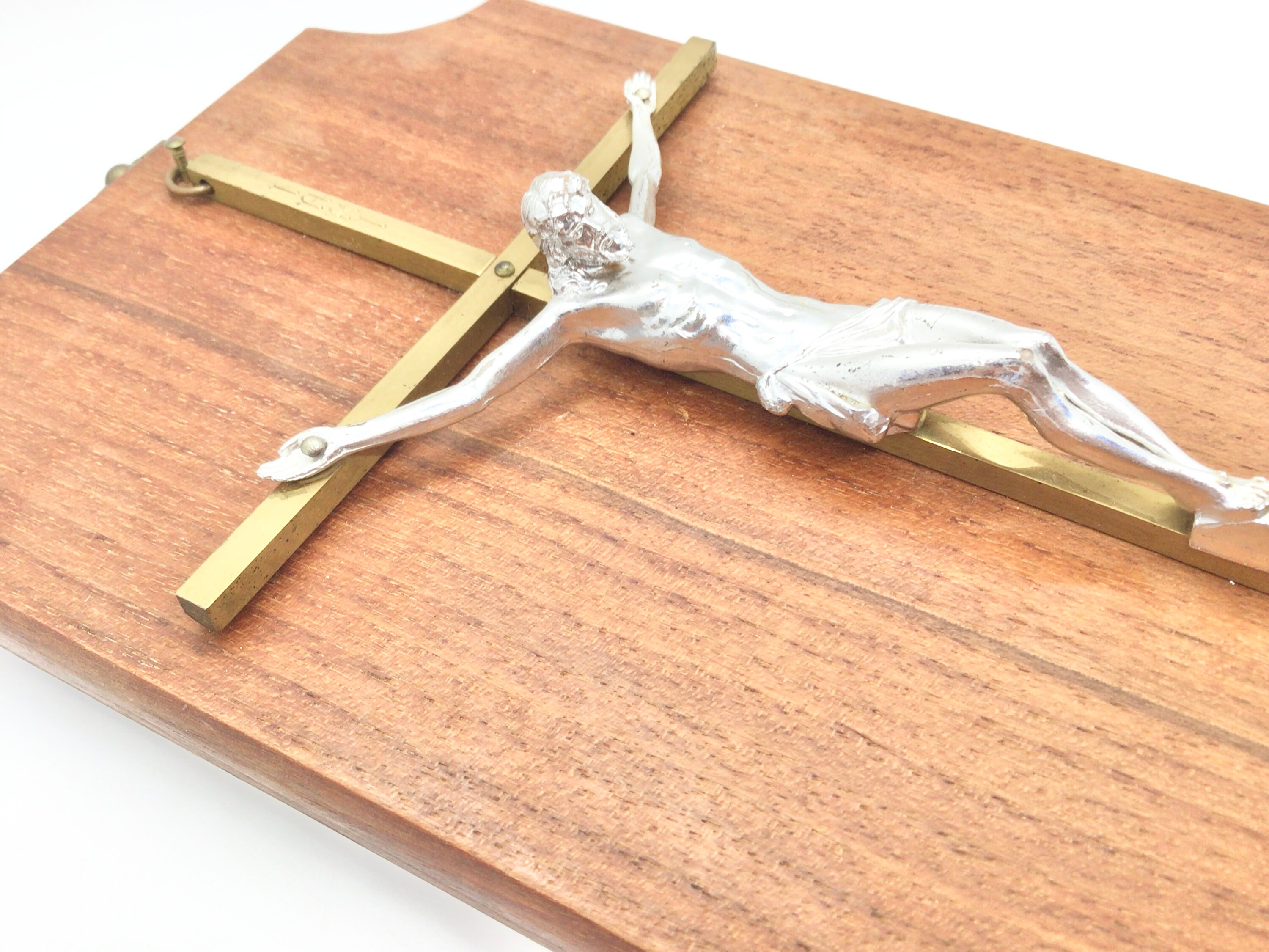 ヴィンテージの金属製イエス十字架像：シャビーシックな木製壁飾り