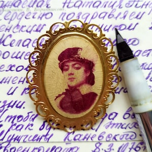 Vintage Women&#39;s Gilded Brooch, Female Antique Brooch, Depicting Painting by Ivan Kramskoy &quot;Neizvestnaya&quot; (Unknown Lady), USSR, 1950-1960