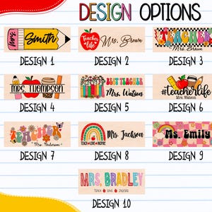 K&ouml;nnte beinhalten: Eine Sammlung von zehn Holzschild-Designs f&uuml;r Lehrer. Jedes Design zeigt einen Namen und dekorative Elemente wie &Auml;pfel, Bleistifte, Regenbogen und Blumen. Die Designs sind farbenfroh und f&uuml;r die Klassenzimmerdekoration geeignet.