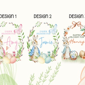 Pu&ograve; includere: Tre design di cesti pasquali con un'illustrazione ad acquerello di un coniglio che tiene un uovo. I design includono il testo "Easter Delivery For" seguito dal nome "Amy", "Jamie" e "Henry".