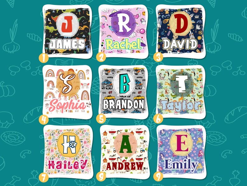 K&ouml;nnte beinhalten: Neun personalisierte Kissenbez&uuml;ge mit verschiedenen Namen und Designs. Jeder Bezug zeigt einen gro&szlig;en Anfangsbuchstaben, umgeben von einem bunten Muster. Die Namen sind James, Rachel, David, Sophia, Brandon, Taylor, Hailey, Andrew und Emily.