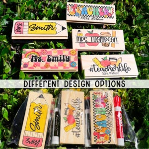 K&ouml;nnte beinhalten: Holz-Lehrertisch-Namensschilder mit verschiedenen Designs. Eines zeigt einen Bleistift mit dem Namen "Smith", ein anderes sagt "Ms. Emily", und andere enthalten "Mrs. Brown", "Mrs. Thompson" und "#teacherlife Mrs. Watson".