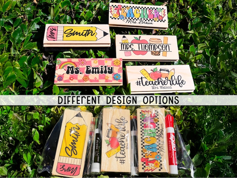 K&ouml;nnte beinhalten: Holz-Lehrertisch-Namensschilder mit verschiedenen Designs. Eines zeigt einen Bleistift mit dem Namen "Smith", ein anderes sagt "Ms. Emily", und andere enthalten "Mrs. Brown", "Mrs. Thompson" und "#teacherlife Mrs. Watson".