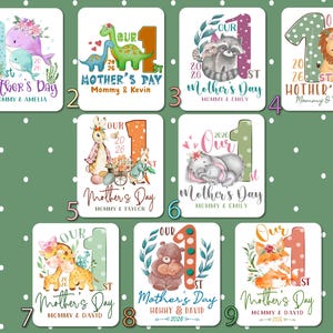 Puede incluir: Una colecci&oacute;n de nueve pegatinas cuadradas con ilustraciones de acuarela para el D&iacute;a de la Madre. Cada pegatina presenta el n&uacute;mero uno, el texto "Our 1st Mother's Day" y un animal o par de animales.