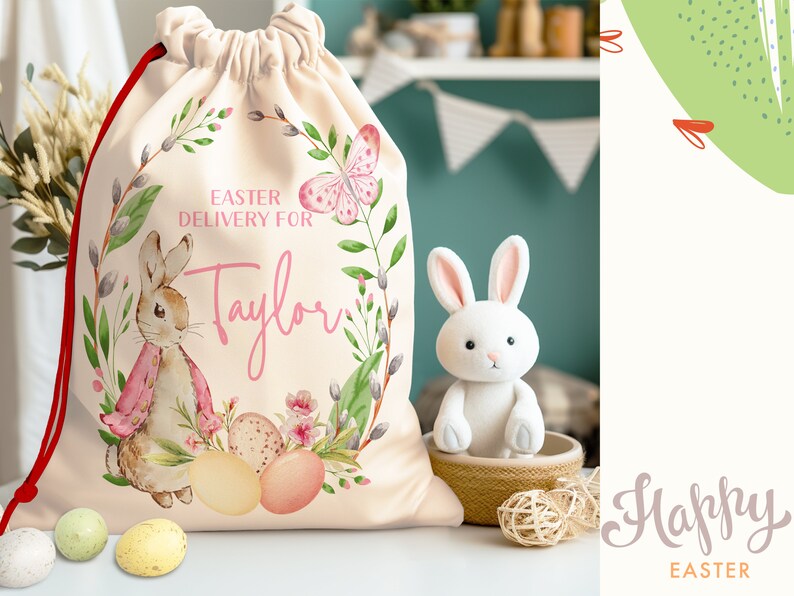 Pu&ograve; includere: Una borsa beige con coulisse con un design a corona di fiori che presenta un coniglio, farfalle e il testo "Easter Delivery for Taylor".