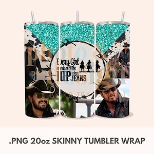 Op de afbeelding: Een 20 ounce skinny tumbler wrap-ontwerp met een turquoise glitterachtergrond en een witte cirkel met de tekst "Every Girl needs a little rip in her jeans". Het ontwerp bevat ook afbeeldingen van cowboys en paarden.