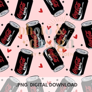 Puede incluir: Un patrón digital con latas negras de Coca-Cola Zero con texto y detalles en rojo, dispersas sobre un fondo rosa claro. Corazones rojos y estrellas negras se intercalan en el diseño. Las palabras ".PNG DIGITAL DOWNLOAD" están en la parte inferior.