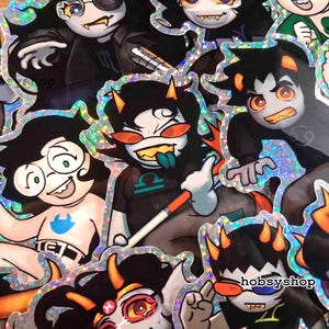 Puede incluir: Una colección de pegatinas holográficas con personajes de dibujos animados con diversas expresiones y diseños. Las pegatinas tienen un borde brillante e iridiscente y representan personajes con cuernos, gafas y atuendos únicos. El tema general es de fantasía o cómic.