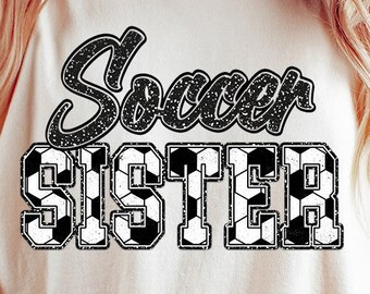 Könnte beinhalten: Ein weißes T-Shirt mit dem Text "Soccer Sister" in Schwarz mit einem Fußballmuster. Der Text ist in einer fetten, Vintage-Schriftart.