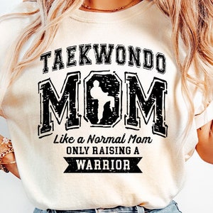 Taekwondo Mom PNG - Distressed Varsity Sublimation (Digitaler Download)