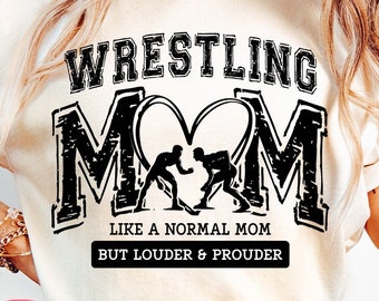 Może przedstawiać: Biały t-shirt z czarnym nadrukiem graficznym, na którym widnieje napis "Wrestling Mom" z sercem i dwoma zapaśnikami w środku serca. Tekst pod grafiką brzmi "Jak normalna mama, ale głośniej i bardziej dumna".