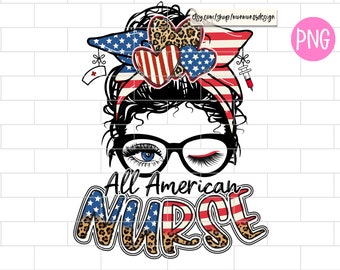 Könnte beinhalten: Digitalgrafik mit einem zwinkernden Auge mit Brille, einem unordentlichen Dutt mit patriotischen Akzenten und dem Text "All American Nurse". Das Design beinhaltet Sterne, Streifen und Leopardenmuster.