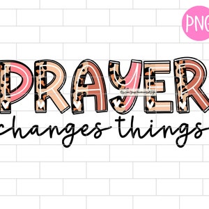 Peut inclure: Graphique numérique avec les mots "PRAYER changes things" dans un design audacieux et coloré. Le mot "PRAYER" présente un motif léopard, et le texte est placé sur un fond de briques blanches.