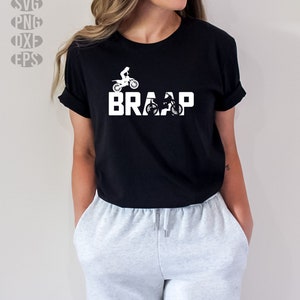 Op de afbeelding: Een zwart T-shirt met een witte afbeelding van een motorcrosser en het woord "BRAAP" met een motorcrossmotor die in de letters is verwerkt.