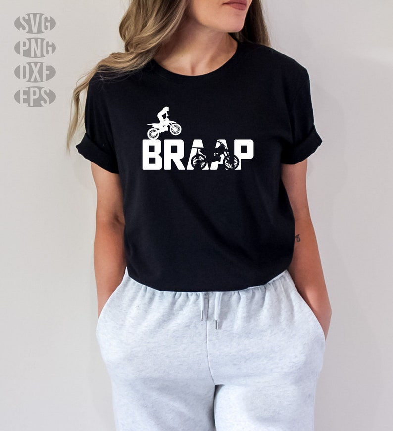 Op de afbeelding: Een zwart T-shirt met een witte afbeelding van een motorcrosser en het woord "BRAAP" met een motorcrossmotor die in de letters is verwerkt.