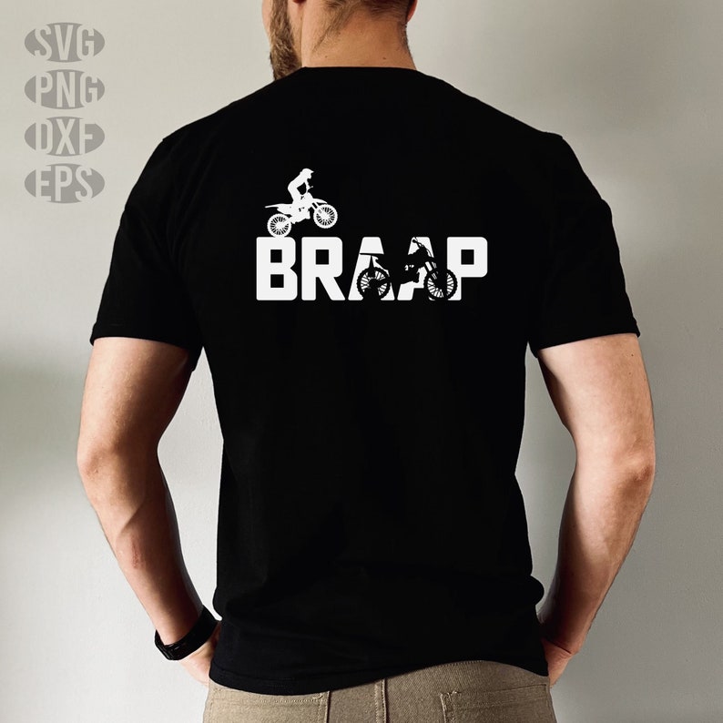 Op de afbeelding: Een zwart T-shirt met een witte afbeelding van een motorcrosser en het woord "BRAAP" op de rug.