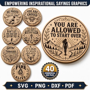 Pode incluir: Uma coleção de placas circulares de madeira com textos inspiradores e ilustrações gravadas em preto, incluindo montanhas, borboletas, esqueletos e motivos florais. Os designs incluem frases como You Are Allowed To Start Over, You Are Enough e Keep The Fire Alive, apresentados como arquivos digitais para uso comercial.
