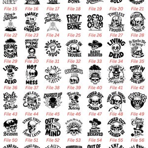 K&ouml;nnte beinhalten: Ein Katalogblatt mit 77 schwarz-wei&szlig;en Grafikdesigns mit Text. Die Designs umfassen Sch&auml;del, S&auml;tze wie "Stay Weird" und verschiedene andere Motive. Die Designs sind nummeriert und kategorisiert.