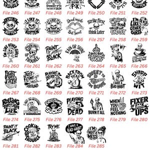 K&ouml;nnte beinhalten: Eine Katalogseite mit schwarz-wei&szlig;en Grafikdesigns. Die Designs umfassen Sch&auml;del und Phrasen. Der Text enth&auml;lt S&auml;tze wie "Awake Undead", "Shock Value" und "Rolling Through Life".