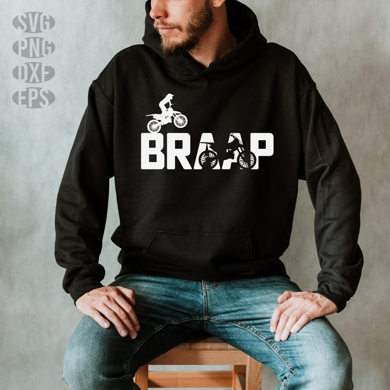 Op de afbeelding: Een zwarte hoodie met een witte afbeelding van een crossmotor en het woord "BRAAP".