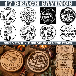 Könnte beinhalten: Eine Sammlung von 17 kreisförmigen Strandmotiven mit schwarz-weißer Typografie und Illustrationen von Wellen, Palmen und Surfbrettern sowie hölzernen Untersetzern, die mit Sprüchen wie Sun-kissed and sea salted und Surf's up graviert sind.