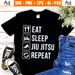 Może przedstawiać: Czarny T-shirt z białym tekstem, który brzmi "Jedz, śpij, Jiu Jitsu, powtarzaj". Tekst jest w formacie listy kontrolnej z ikonami dla każdego elementu.