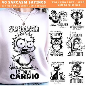 Może przedstawiać: Biała bluza z kapturem z kresk&oacute;wkową kaczką i napisem "Sarcasm is my cardio". Obraz zawiera r&oacute;wnież r&oacute;żne ilustracje zwierząt z sarkastycznymi powiedzeniami. Obraz zawiera r&oacute;wnież tekst "40 Sarcasm Sayings" i "57 Cute Animals Graphic Only Version."