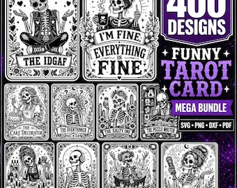 Może przedstawiać: Kolekcja czarno-białych wzorów kart tarota z ilustracjami szkieletów, różnymi motywami i etykietami tekstowymi. Grafika zawiera tekst 400 DESIGNS FUNNY TAROT CARD MEGA BUNDLE SVG PNG DXF PDF, przedstawiający różnorodne postacie szkieletów.