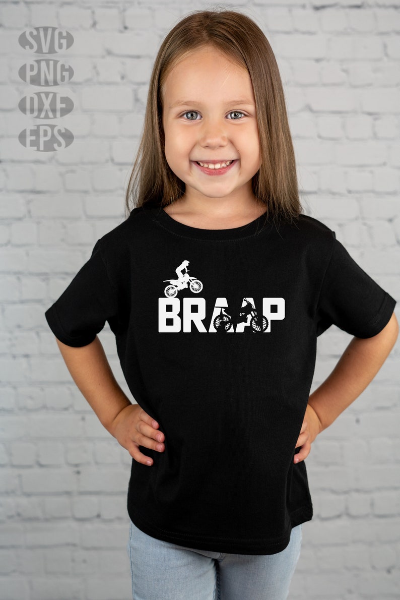 Op de afbeelding: Een jong persoon draagt een zwart T-shirt met een witte afbeelding van een crossmotor en het woord "BRAAP".