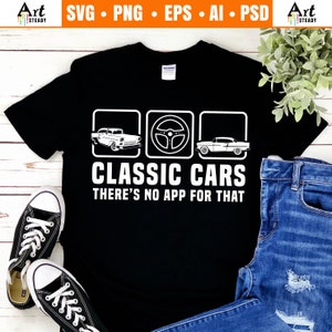 K&ouml;nnte beinhalten: Schwarzes T-Shirt mit einer wei&szlig;en Grafik von drei klassischen Autos, einem Lenkrad und dem Text "CLASSIC CARS THERE'S NO APP FOR THAT".