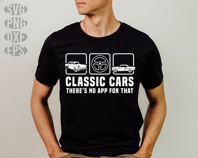 K&ouml;nnte beinhalten: Ein schwarzes T-Shirt mit einem wei&szlig;en Grafikdesign mit drei Symbolen: ein klassisches Auto, ein Lenkrad und ein weiteres klassisches Auto. Der Text "CLASSIC CARS THERE'S NO APP FOR THAT" ist unter den Symbolen gedruckt.