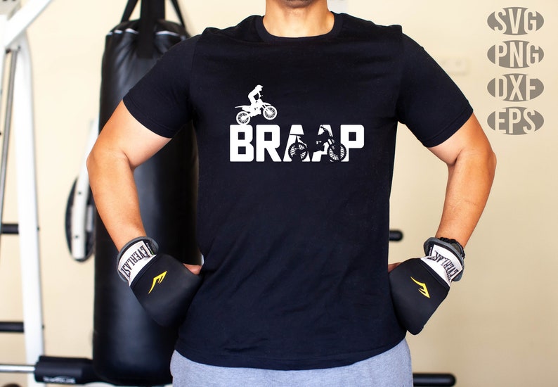 Op de afbeelding: Een zwart T-shirt met een witte afbeelding van een motorcrosser en het woord "BRRAP".