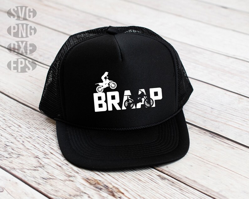 Op de afbeelding: Zwarte truckercap met een wit mesh achterpaneel. De voorkant van de cap heeft een witte afbeelding van een crossmotor en het woord "BRAAP".