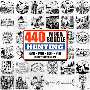 Può includere: Una collezione digitale di design grafici in bianco e nero a tema caccia, con sagome di cacciatori, cervi, anatre e paesaggi boschivi. Il testo centrale recita 440 MEGA BUNDLE HUNTING SVG PNG DXF PDF UNLIMITED LIFETIME USE.