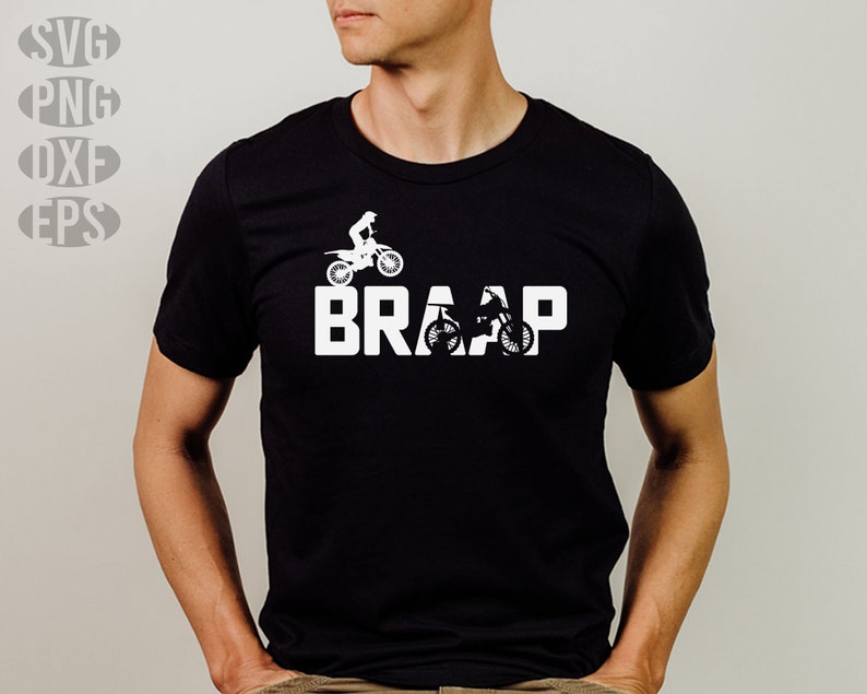 Op de afbeelding: Een zwart T-shirt met een witte afbeelding van een motorcrosser die een stunt uitvoert met het woord "BRAP" eronder.