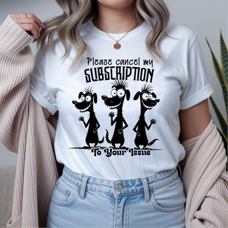 Może przedstawiać: Biała koszulka z napisem "Please cancel my subscription To Your Issue" nad grafiką trzech czarnych ps&oacute;w z kresk&oacute;wek. Psy machają i uśmiechają się. Koszulka jest w stylu casual.
